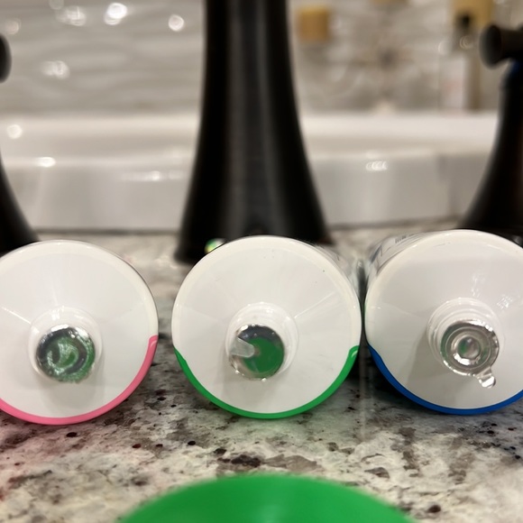 Crayola Finger Bath Paint, never opened. - Picture 3 of 3